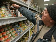 Полки с консервами в магазине