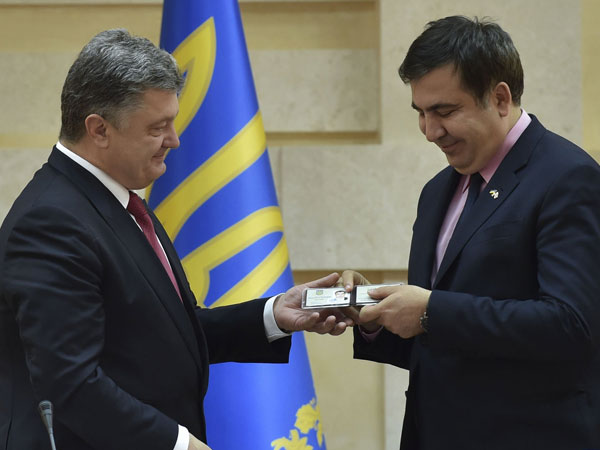 Петр Порошенко вручает Михаилу Саакашвили удостоверение губернатора Одесской области