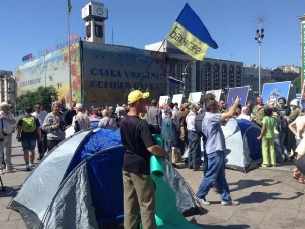 На Майдане Незалежности 7 июня установили палатки