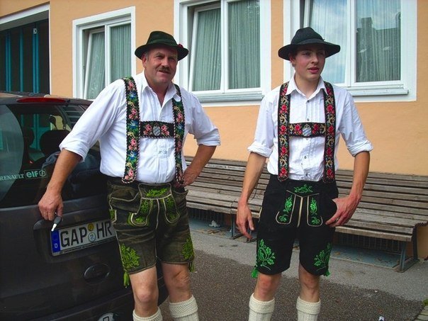 Жители Баварии в традиционных костюмах 