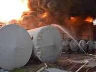 На нефтебазе под Киевом горят цистерны