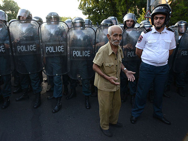 Полиция перед разгоном митинга в Ереване 