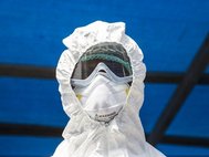 Медицинский работник в зоне распространения Эбола