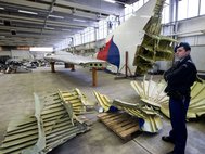 Фрагменты сбитого самолета «Боинг-777»