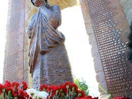 Памятник жертвам трагедии в Крымске