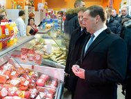 Дмитрий Медведев осматривает продовольственные товары