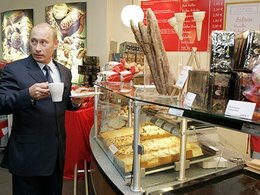 Владимир Путин в одном из дрезденских кафе в 2006 году