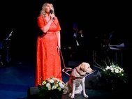 Незрячая певица и ее собака-поводырь