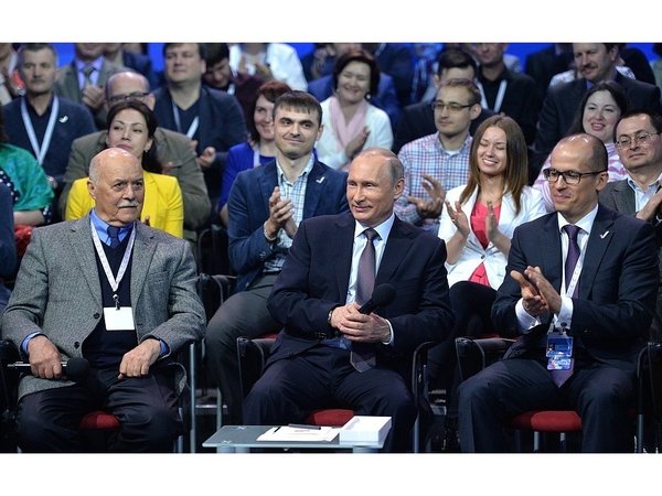 II медиафорум ОНФ. Владимир Путин с сопредседателями Центрального штаба ОНФ Станиславом Говорухиным и Александром Бречаловым