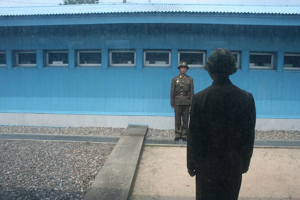Солдаты Северной и Южной Кореи, охраняющие границу