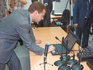 Дмитрий Медведев за компьютером