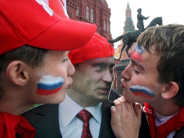 Статуя Путина на митинге