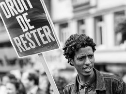 Шествие за права мигрантов в Париже