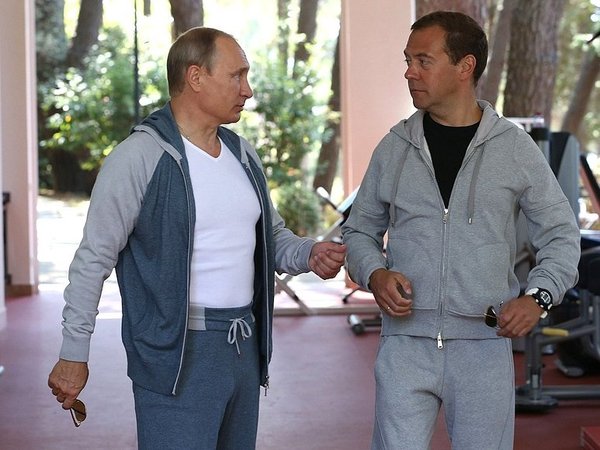 Владимир Путин и Дмитрий Медведев в спортзале