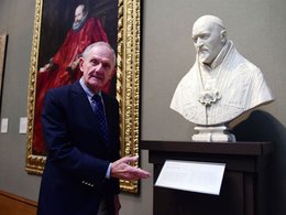 Рон Хартвиг и бюст работы Бернини в Музее Гетти (J. Paul Getty Museum)