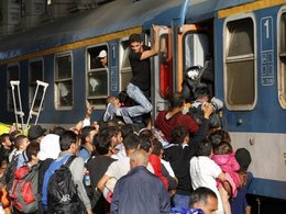 Мигранты штурмуют поезд в Будапеште