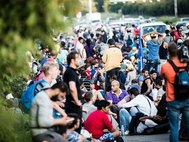 Беженцы по дороге в Австрию