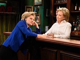 Хиллари Клинтон в роли бармена