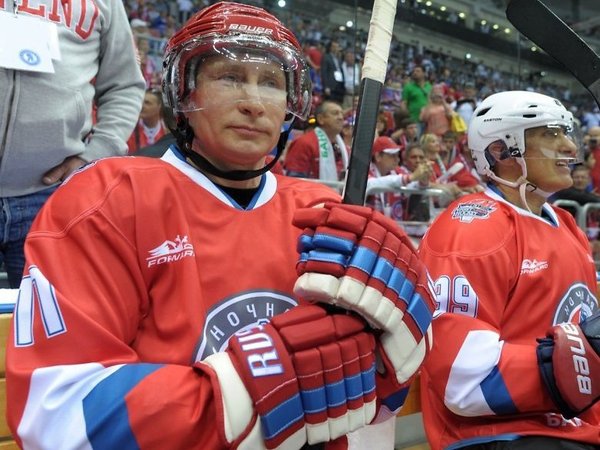 Владимир Путин в форме хоккеиста