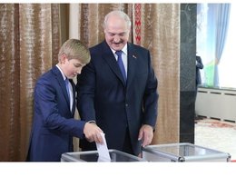 Александр Лукашенко голосует в сопровождении сына Николая
