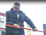 Виталий Кличко на турнике