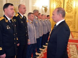 Владимир Путин во время встречи с офицерами