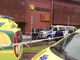 Полиция у школы Крунан в Швеции