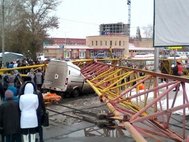 Падение башенного крана в Омске