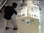 Кадр видеонаблюдения в момент перед убийством в IKEA