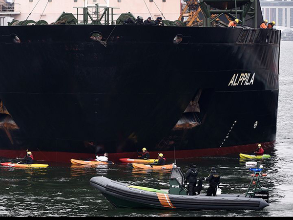 Активисты Greenpeace перекрывают вход в порт судну из РФ