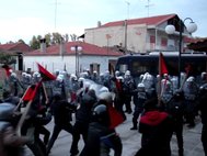 Греческие анархисты атакуют забор от беженцев 