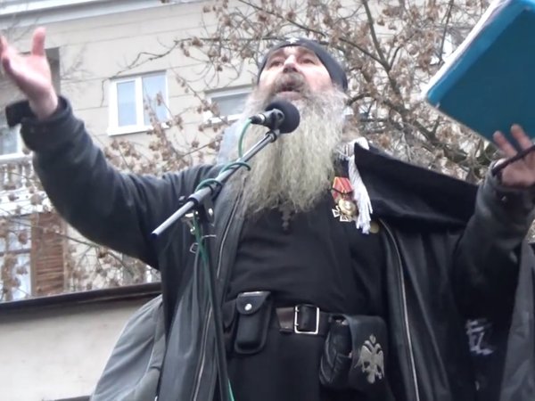 Священник на «Русском марше»