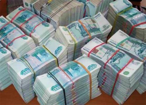 Пачки российских рублей