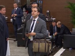 Мужчина пытается подслушать разговор Обамы и Путина