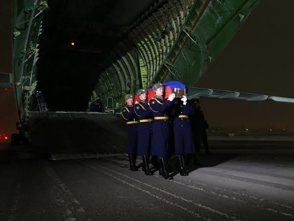 Церемония встречи тела погибшего российского командира Су-24
