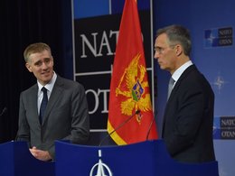 Премьер Черногории Игорь Лукшич и генсек НАТО Йенс Столтенберг