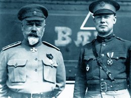 Антон Иванович Деникин (слева) Антон Иванович Деникин (слева)