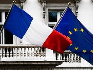 Флаги ЕС и Франции