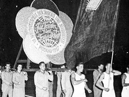 Германия, Лейпциг, 1957 г. Шествие в честь VI Всемирного фестиваля молодежи и студентов в Москве.
