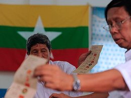 Подсчет голосов на избирательном участке Мьянмы