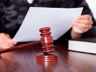 Молоток  на столе судьи