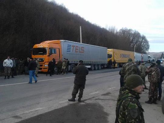 Блокированные в Закарпатье российские фуры