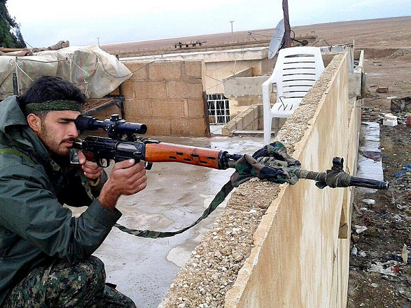Боец курдских YPG