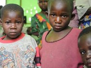 Дети в лагере для беженцев в Руанде