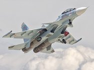Российский военный самолет в небе