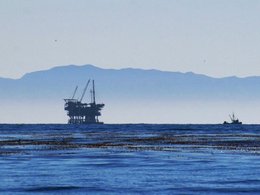 Нефтяные платформы у побережья Калифорнии