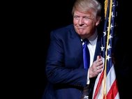 Дональд Трамп с флагом США