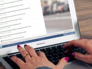 Новостной агрегатор на мониторе компьютера.