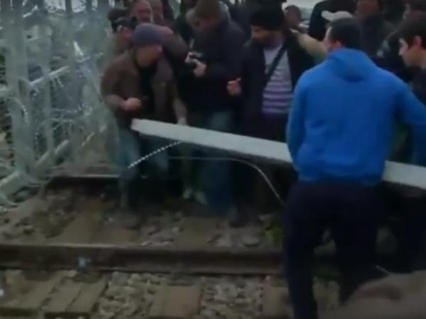 Мигранты сломали забор на границе Греции с Македонией