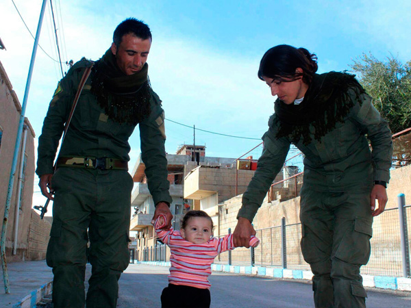 Ополченцы курдских районов общаются с семьей